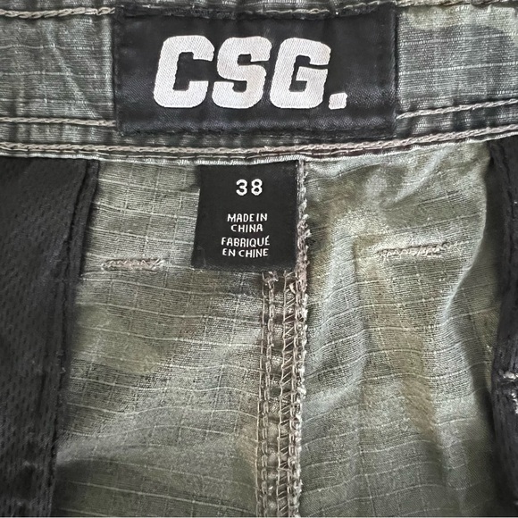 Camouflage Y2K Cargo Shorts - Picture 3 of 6